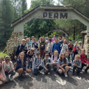 Klasy 3 a i b wraz z panią Iwoną Czesak przed bramą w Parku Jura w Bałtowie. Kliknięcie na zdjęcie spowoduje jego powiększenie do rozmiaru oryginalnego.