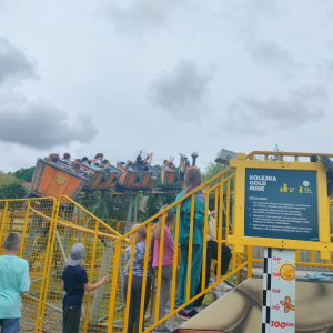 Uczniowie jeżdżą kolejką w Bałtowie. Kliknięcie na zdjęcie spowoduje jego powiększenie do rozmiaru oryginalnego.