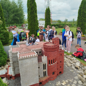 Uczniowie klas 3 podziwiają miniaturę jednego z polskich zamków. Kliknięcie na zdjęcie spowoduje jego powiększenie do rozmiaru oryginalnego.
