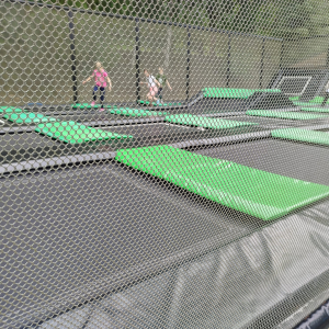 Uczniowie klas 3 bawią się na trampolinach w Bałtowie. Kliknięcie na zdjęcie spowoduje jego powiększenie do rozmiaru oryginalnego.