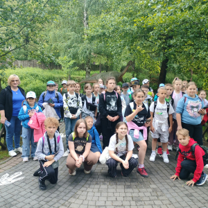 Uczniowie klas 3 wraz z panią Iwoną Czesak na terenie Parku Jura w Bałtowie. Kliknięcie na zdjęcie spowoduje jego powiększenie do rozmiaru oryginalnego.