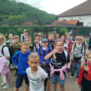 Uczniowie klas 3 wraz z opiekunami zwiedzają Zwierzyniec Dolny. Kliknięcie na zdjęcie spowoduje jego powiększenie do rozmiaru oryginalnego.