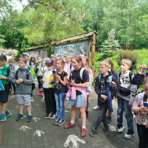 Trzecioklasiści w trakcie zwiedzania parku dinozaurów. Kliknięcie na zdjęcie spowoduje jego powiększenie do rozmiaru oryginalnego.