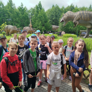 Dzieci w trakcie spaceru po parku dinozaurów w Bałtowie. Kliknięcie na zdjęcie spowoduje jego powiększenie do rozmiaru oryginalnego.