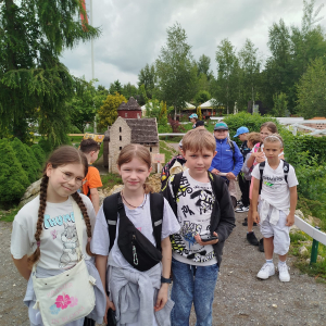 Grupka uczniów w parku miniatur na terenie Bałtowa. Kliknięcie na zdjęcie spowoduje jego powiększenie do rozmiaru oryginalnego.