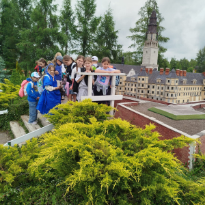 Grupka uczniów na mostku ogląda jeden z modeli polskiego zamku podczas wycieczki w Bałtowie. Kliknięcie na zdjęcie spowoduje jego powiększenie do rozmiaru oryginalnego.