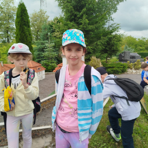 Dzieci oglądają Polskę w miniaturze: modele polskich zamków i pałaców. Kliknięcie na zdjęcie spowoduje jego powiększenie do rozmiaru oryginalnego.