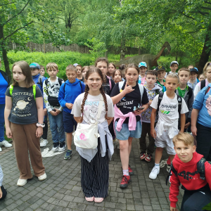 Trzecioklasiści wędrują po parku w Bałtowie. Kliknięcie na zdjęcie spowoduje jego powiększenie do rozmiaru oryginalnego.
