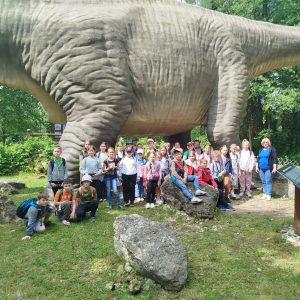 Uczniowie wraz z panią Iwoną Czesak pod modelem jednego z dinozaurów w Jura Parku w Bałtowie. Kliknięcie na zdjęcie spowoduje jego powiększenie do rozmiaru oryginalnego.