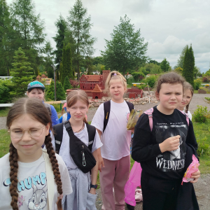 Zwiedzanie parku miniatur w Bałtowie przez trzecioklasistów i ich opiekunów. Kliknięcie na zdjęcie spowoduje jego powiększenie do rozmiaru oryginalnego.