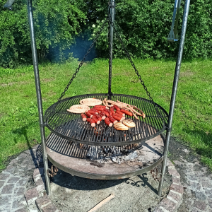 Pieczenie kiełbasek na grillu. Kliknięcie na zdjęcie spowoduje jego powiększenie do rozmiaru oryginalnego.
