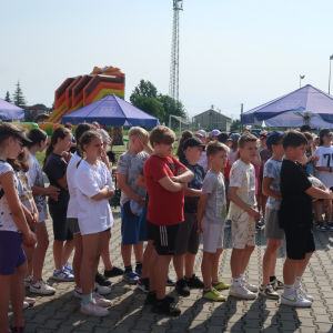 Dzieci oczekują na rozpoczęcie zabaw z okazji obchodów Dnia Dziecka. Kliknięcie na zdjęcie spowoduje jego powiększenie do rozmiaru oryginalnego.