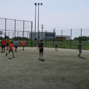 Mecz uczniów z kl. 4-8 w trakcie obchodów Dnia Dziecka. Kliknięcie na zdjęcie spowoduje jego powiększenie do rozmiaru oryginalnego.