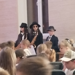 Uczniowie biorą udział w koncercie muzycznym. Kliknięcie na zdjęcie spowoduje jego powiększenie do rozmiaru oryginalnego.
