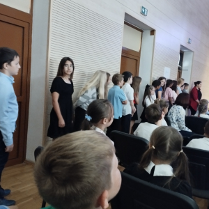 Dzieci słuchają koncertu. Kliknięcie na zdjęcie spowoduje jego powiększenie do rozmiaru oryginalnego.