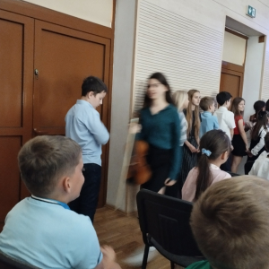 Przedszkolaki i dzieci z klas 1-5 słuchają koncertu. Kliknięcie na zdjęcie spowoduje jego powiększenie do rozmiaru oryginalnego.