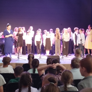 Uczniowie Szkoły Muzycznej 1 Stopnia z Koszyc występują dla przedszkolaków i uczniów kl. 1-5. Kliknięcie na zdjęcie spowoduje jego powiększenie do rozmiaru oryginalnego.