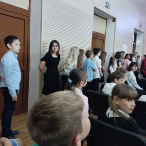 Przedszkolaki i uczniowie klas 1-5 na koncercie w Gminnym Centrum Kultury Czytelnictwa i Sportu w Szczurowej. Kliknięcie na zdjęcie spowoduje jego powiększenie do rozmiaru oryginalnego.