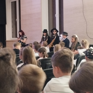 Społeczność szkolna wraz z nauczycielami bierze udział w koncercie. Kliknięcie na zdjęcie spowoduje jego powiększenie do rozmiaru oryginalnego.