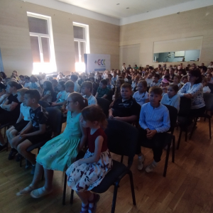 Przedszkolaki i uczniowie klas 1-5 słuchają koncertu uczniów ze Szkoły Muzycznej 1 Stopnia w Koszycach. Kliknięcie na zdjęcie spowoduje jego powiększenie do rozmiaru oryginalnego.