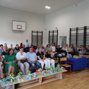 Rodzice uczniów klas 3 zgromadzeni na sali gimnastycznej z okazji Dnia Rodziny. Kliknięcie na zdjęcie spowoduje jego powiększenie do rozmiaru oryginalnego.