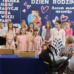 Uczniowie klas 3 recytują wiersze przygotowane dla rodziców. Kliknięcie na zdjęcie spowoduje jego powiększenie do rozmiaru oryginalnego.