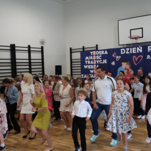 Wspólny taniec rodziców i uczniów klas 3 na Dniu Rodziny. Kliknięcie na zdjęcie spowoduje jego powiększenie do rozmiaru oryginalnego.