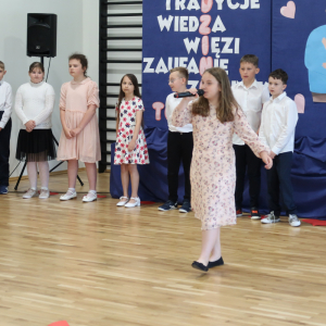 Występ uczennicy klasy 3 a na Dniu Rodziny. Kliknięcie na zdjęcie spowoduje jego powiększenie do rozmiaru oryginalnego.