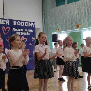 Występ uczniów klas 1 a i b na Dniu Rodziny. Kliknięcie na zdjęcie spowoduje jego powiększenie do rozmiaru oryginalnego.