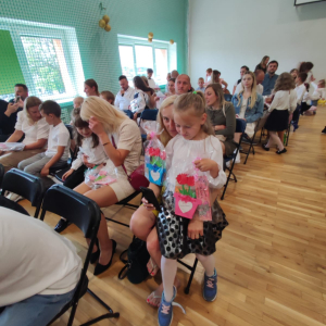 Dzieci z klas 1 wręczają upominki przygotowane dla rodziców. Kliknięcie na zdjęcie spowoduje jego powiększenie do rozmiaru oryginalnego.