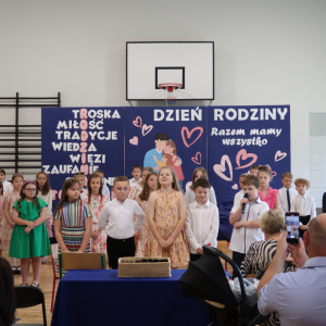 Dzieci występują dla swoich rodziców. Kliknięcie na zdjęcie spowoduje jego powiększenie do rozmiaru oryginalnego.
