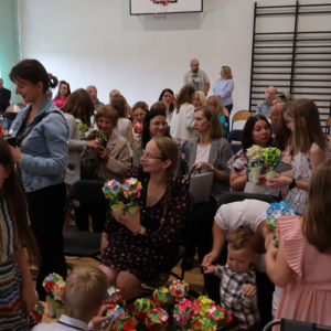Wręczanie upominków przygotowanych przez dzieci dla rodziców. Kliknięcie na zdjęcie spowoduje jego powiększenie do rozmiaru oryginalnego.