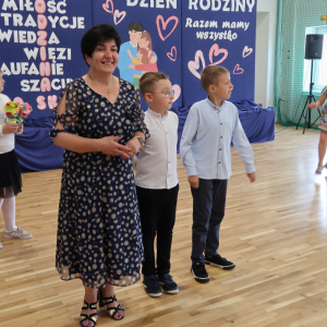 Pani Stanisława Bernady wraz z uczniami kl. 3 b na Dniu Rodziny. Kliknięcie na zdjęcie spowoduje jego powiększenie do rozmiaru oryginalnego.