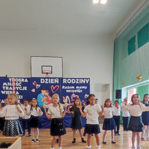 Taniec w wykonaniu uczniów klas 1. Kliknięcie na zdjęcie spowoduje jego powiększenie do rozmiaru oryginalnego.