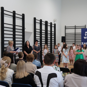 Pani Dyrektor Joanna Ozorka-Krawczyk w towarzystwie wychowawczyń kl. 3 przemawia do zgromadzonych rodziców. Kliknięcie na zdjęcie spowoduje jego powiększenie do rozmiaru oryginalnego.
