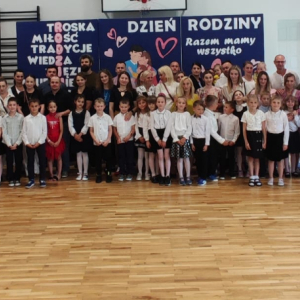 Dyrekcja, nauczyciele, rodzice i uczniowie klas 1 zgromadzeni na Dniu Rodziny. Kliknięcie na zdjęcie spowoduje jego powiększenie do rozmiaru oryginalnego.