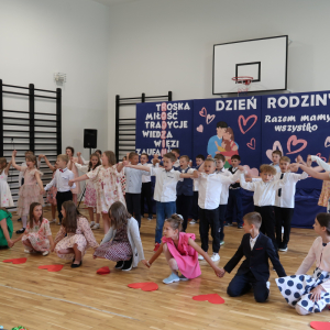 Dzieci tańczą dla rodziców. Kliknięcie na zdjęcie spowoduje jego powiększenie do rozmiaru oryginalnego.