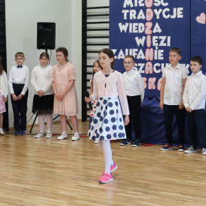 Jedna z trzecioklasistek występuje dla rodziców. Kliknięcie na zdjęcie spowoduje jego powiększenie do rozmiaru oryginalnego.