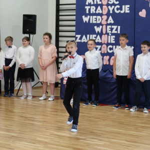 Występ ucznia klasy 3 b na Dniu Rodziny. Kliknięcie na zdjęcie spowoduje jego powiększenie do rozmiaru oryginalnego.