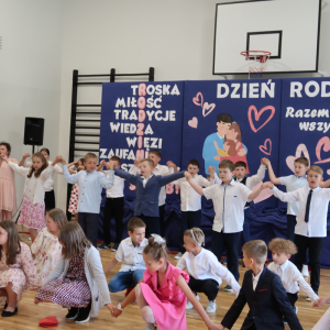 Dzieci z klas 3 tańczą dla rodziców. Kliknięcie na zdjęcie spowoduje jego powiększenie do rozmiaru oryginalnego.