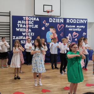Taniec dla rodziców - dzieci wykonują młynek rękami. Kliknięcie na zdjęcie spowoduje jego powiększenie do rozmiaru oryginalnego.