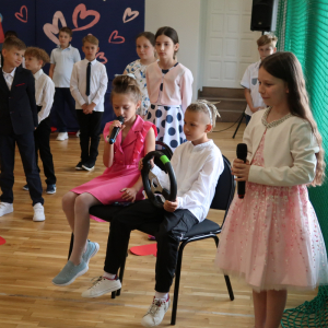 Grupka dzieci z klas 3 prezentuje program artystyczny dla rodziców. Kliknięcie na zdjęcie spowoduje jego powiększenie do rozmiaru oryginalnego.