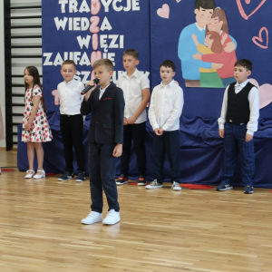 Uczeń klasy 3 a recytuje wiersz dla rodziców. Kliknięcie na zdjęcie spowoduje jego powiększenie do rozmiaru oryginalnego.