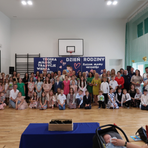 Dyrekcja, nauczyciele i rodzice uczniów klas 3 a i 3 b zgromadzeni z okazji Dnia Rodziny. Kliknięcie na zdjęcie spowoduje jego powiększenie do rozmiaru oryginalnego.