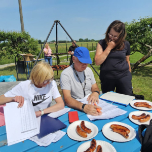 Nauczyciele wychowania fizycznego na Pikniku Lekkoatletycznym. Kliknięcie na zdjęcie spowoduje jego powiększenie do rozmiaru oryginalnego.