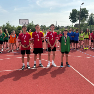 Laureaci zawodów lekkoatletycznych w kategorii chłopcy. Kliknięcie na zdjęcie spowoduje jego powiększenie do rozmiaru oryginalnego.