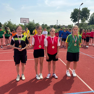Grupka uczennic nagrodzona medalami za osiągnięcia w zawodach lekkoatletycznych. Kliknięcie na zdjęcie spowoduje jego powiększenie do rozmiaru oryginalnego.