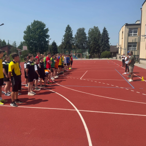 Uczniowie zgromadzeni na boisku biorą udział w zawodach lekkoatletycznych. Kliknięcie na zdjęcie spowoduje jego powiększenie do rozmiaru oryginalnego.