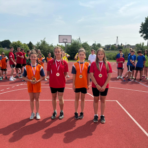 Laureatki zawodów lekkoatletycznych w kategorii dziewczęta z medalami za zdobyte miejsca. Kliknięcie na zdjęcie spowoduje jego powiększenie do rozmiaru oryginalnego.