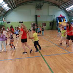 Przedszkolaki i uczniowie klas 1-3 tańczą Belgijkę na Dniu Dziecka. Kliknięcie na zdjęcie spowoduje jego powiększenie do rozmiaru oryginalnego.